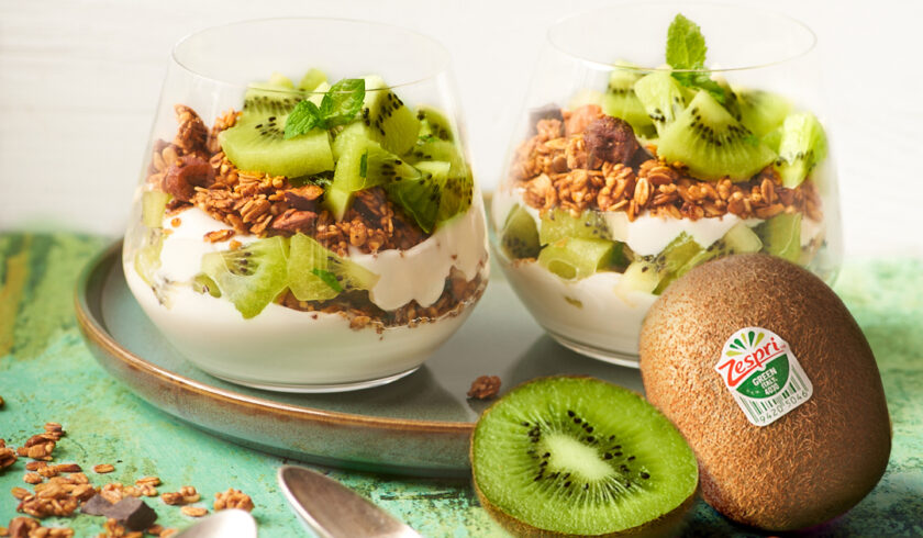 Yoghurt met granola, kiwi, noten en zaden 